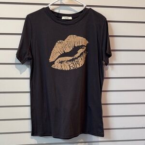 Tres Bien Gray Graphic Tee with Tan Lips